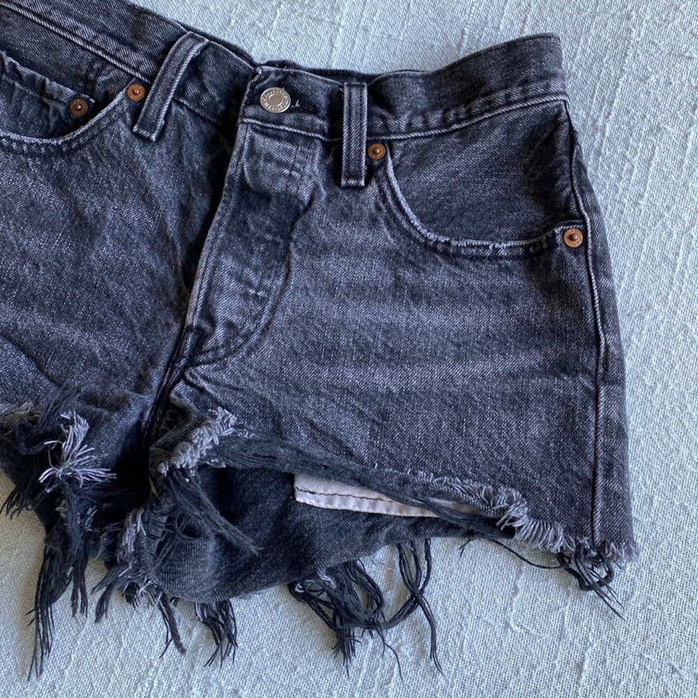 🌼 Levi’s Women’s shorts size 24